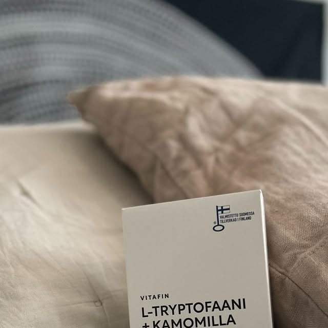 VitaFin L-Tryptofaani + Kamomilla -pakkaus yöpöydällä sängyn vieressä